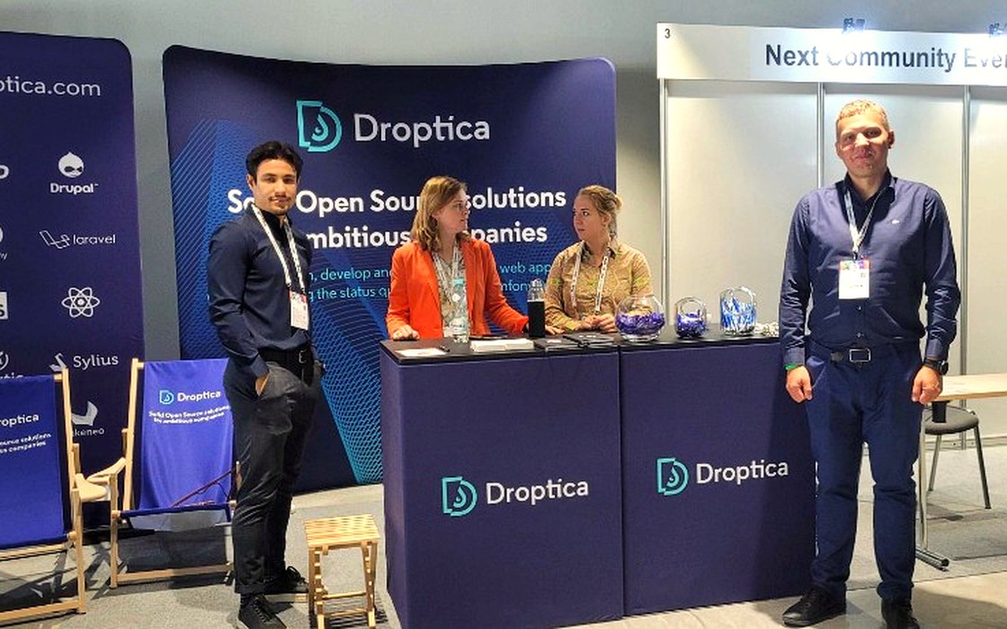 Zespół Droptica przy swoim stoisku podczas konferencji społeczności Drupala